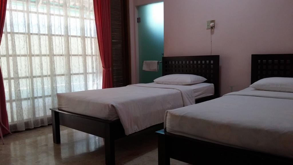 Peye Guesthouse Malang Extérieur photo