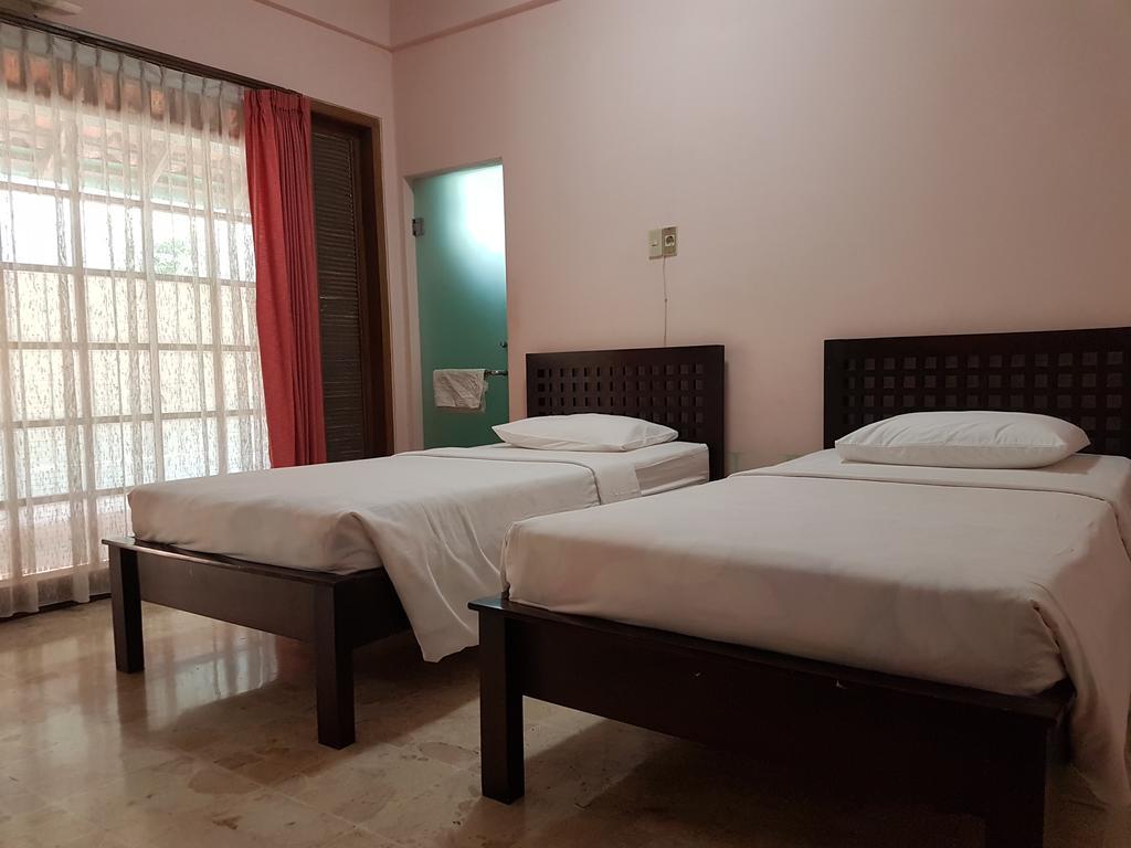 Peye Guesthouse Malang Extérieur photo