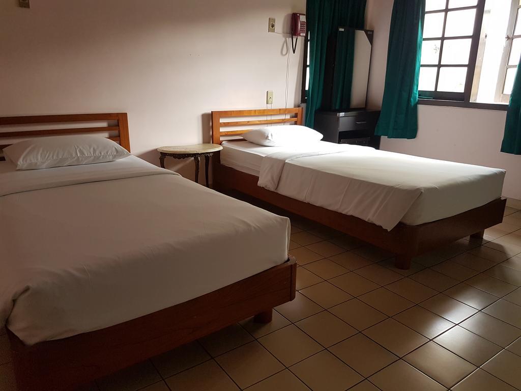 Peye Guesthouse Malang Extérieur photo