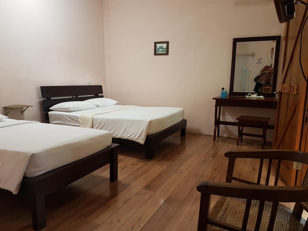 Peye Guesthouse Malang Extérieur photo