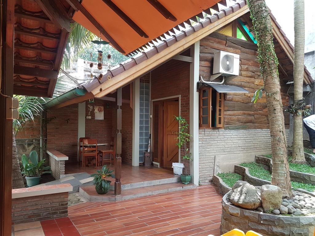 Peye Guesthouse Malang Extérieur photo