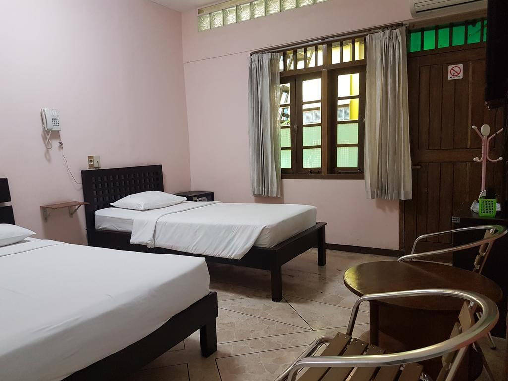 Peye Guesthouse Malang Extérieur photo