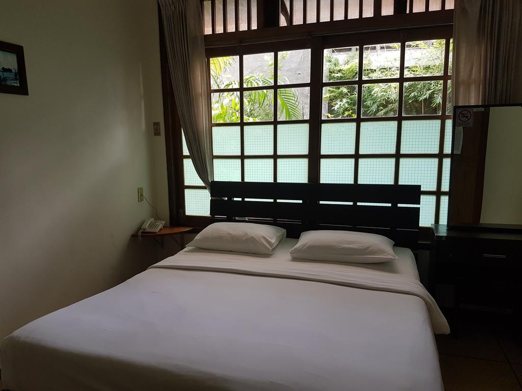 Peye Guesthouse Malang Extérieur photo