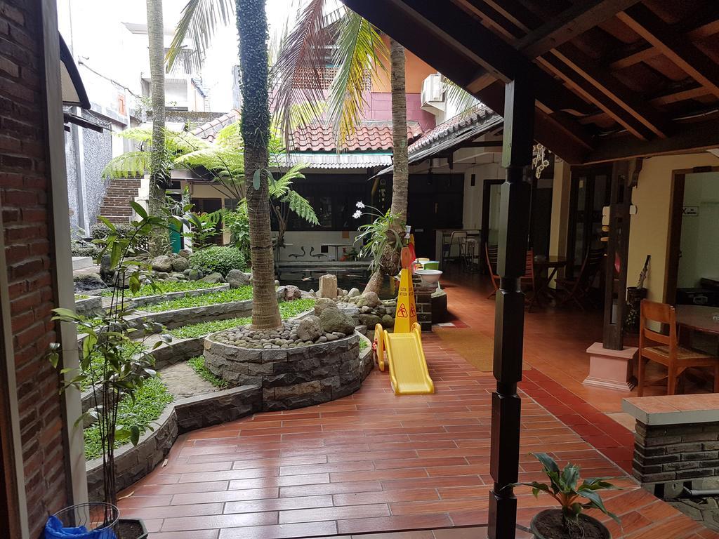 Peye Guesthouse Malang Extérieur photo
