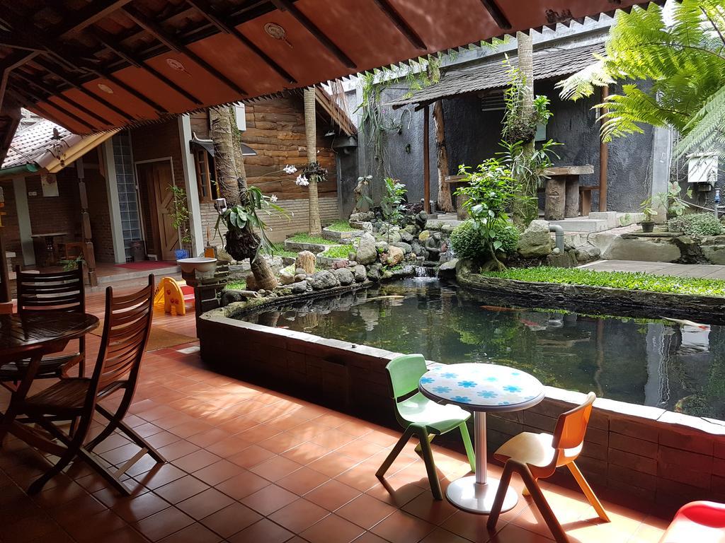 Peye Guesthouse Malang Extérieur photo