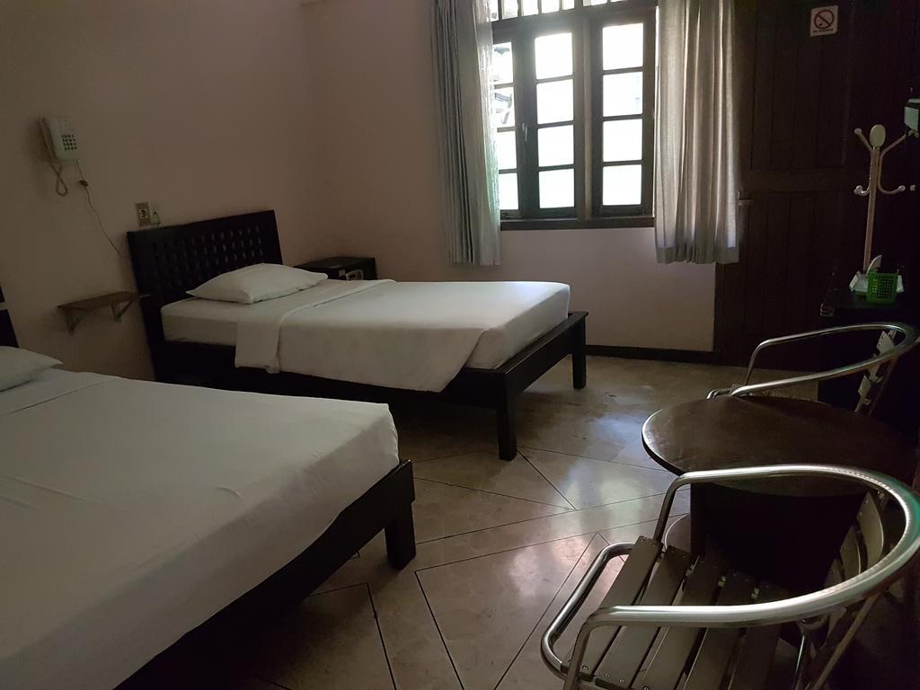 Peye Guesthouse Malang Extérieur photo